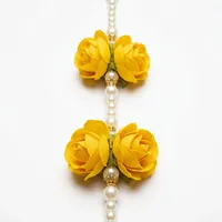 Magnifique Guirlande de roses jaunes suspendues avec perles et accents dorés – Décoration traditionnelle indienne écologique pour mariages, festivals et la maison
