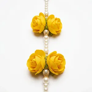 Magnifique Guirlande de roses jaunes suspendues avec perles et accents dorés – Décoration traditionnelle indienne écologique pour mariages, festivals et la maison - Product Image 2
