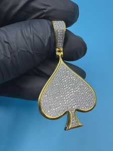 Pendentif en forme d'épée en argent sterling 925 plaqué or 18 carats avec moissanite micro-pavée taille brillant rond, thème luxe, unisexe - Product Image 2
