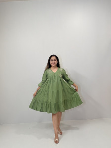 Robe midi décontractée vert olive à volants pour femme avec motifs brodés, col en V et manches trois quarts pour un usage quotidien - Product Image 1