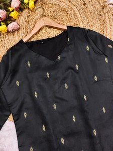 Kurta de Diseño Indio de Alta Calidad en Seda Negra para Mujer, con Estampado Dorado, Estilo Étnico para Fiesta, Corte Ajustado y Transpirable - Product Image 6