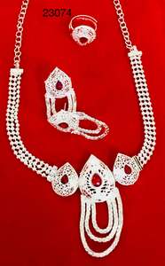 Conjunto de Collar y Aretes Florales Chapados en Oro de 24K de MOLL JEWELLERS, Joyería de Moda India con Circonitas para Mujer, Regalo de Compromiso o Boda - Product Image 5