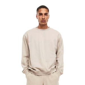 Sweat-shirt en molleton doux pour homme, idéal pour les tenues décontractées d'hiver et les ensembles superposés - Product Image 1