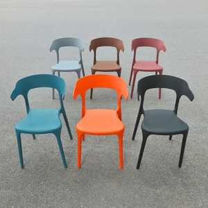 Silla de Plástico Estilo Toro en Color Gris - Una Silla Eficiente, Compacta y Colorida para una Noche en el Jardín - Product Image 3