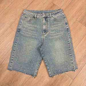 Shorts en jean streetwear sur mesure, brodés et ornés de strass, en denim de coton - Product Image 3
