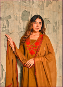 ชุดคุรตะผ้าฝ้ายอานาร์กาลีสีน้ำตาลคาราเมลประดับด้วยงานปัก พร้อมผ้าคลุมไหล่ - Product Image 4