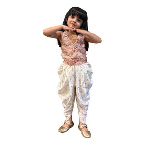 Twisha Xpressions Ensemble haut sans manches et dhoti orné de motifs Paisley pour petites filles, couleur pêche et blanc, en polyester, tenue de fête ethnique élégante - Product Image 5