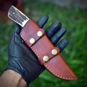 มีดทำมือจากเหล็กดามัสกัสสำหรับล่าสัตว์และตั้งแคมป์ พร้อมด้ามจับจากเขากวางที่ทนทาน ปลอกหนังแท้ OEM - Product Image 2