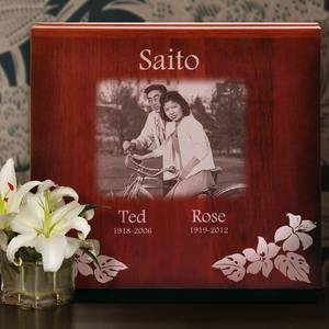 Urna funeraria vertical de madera ranurada con acabado cerezo para adultos, tamaño mediano, para guardar cenizas como recuerdo. - Product Image 1