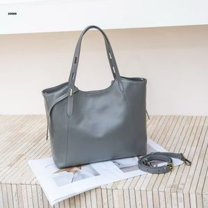 Sac fourre-tout pour femme en cuir de vachette véritable BQ20589 avec doubles poignées et bandoulière amovible - Product Image 4