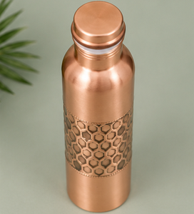 Botella Deportiva de Cobre Zenith Beehive Designer con Agarre Texturizado, Botella Ayurvédica Hecha a Mano - Product Image 1