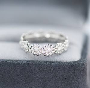 Anillo de Plata de Ley con Flor de Margarita, Anillo Infinito con Flor, Anillo de la Amistad, Joyería Inspirada en la Naturaleza - Product Image 5