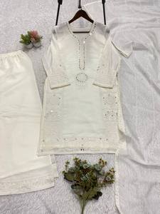 Conjunto de Traje Étnico Mal Chanderi Estilo Boutique con Espejo de Mano y Diseño de Calado - Product Image 5