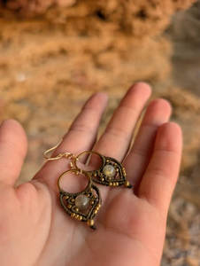 Boucles d'oreilles créoles en macramé doré faites à la main, avec quartz rutile naturel, style bohème, pendantes, micro-nœudées, bijoux en pierres précieuses, vente en gros - Product Image 3