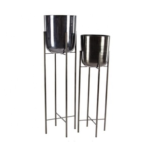 Lot de 2 jardinières en métal contemporain argenté avec support pour la décoration de la maison et du jardin Jardinières modernes en métal Pots de fleurs à bas prix - Product Image 1