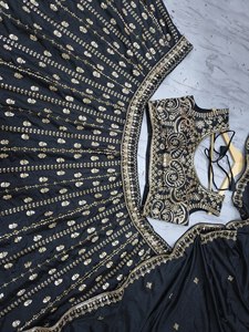 Conjunto de Lehenga Choli de seda crepé negra con trabajo de lentejuelas, bordado con Zari y Dori, traje nupcial para fiesta. - Product Image 5