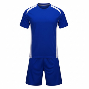 Ensemble de tenue de football personnalisée avec maillot et short imprimés, 100% polyester respirant, protection UV - Product Image 1