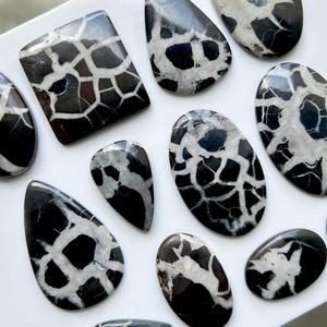Venta al por mayor de piedras preciosas sueltas de septariano negro natural de la mejor calidad, pulidas para la fabricación de collares, con propiedades curativas. - Product Image 3
