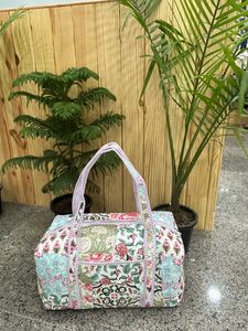 Bolsa de Viaje Grande de Algodón Acolchado Hecha a Mano con Diseño Estampado en Bloque, Bolsa de Mano para Mujer - Product Image 3
