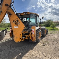 Chargeuse-pelleteuse JCB 4CX puissante, conçue pour les travaux d'excavation, de creusement de fossés, de chargement et de manutention de matériaux sur des chantiers exigeants