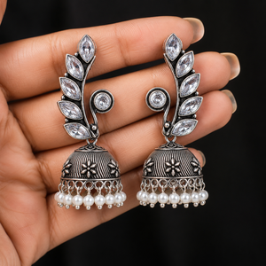 Pendientes Jhumka de Estilo Bohemio en Latón Plateado con Circonitas Corte Marquesa y Perlas de Imitación para Mujer, Ideales para Bodas - Product Image 5