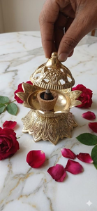 Encensoir en laiton décoratif Dhoop Dani avec motif lotus, brûleur de dhunapalan et porte-encens pour la Puja, le temple, la salle de prière et la maison - Product Image 3