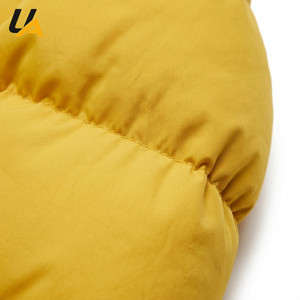 Chaqueta acolchada con capucha amarilla para hombre, diseño OEM personalizado, cálida para invierno, tela gruesa, con cremallera, informal, tipo burbuja. - Product Image 6