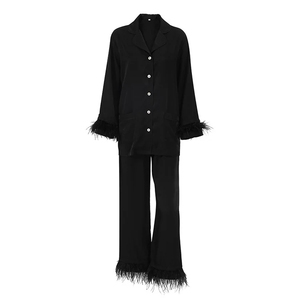 Ensemble de pyjama en satin pour femme, manches longues, longueur genou, garniture en plumes, élégant, noir, 2 pièces, col rond, taille élastique, fermeture boutonnée - Product Image 5