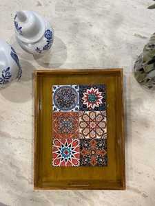 Plateau de service rectangulaire en bois UO Art avec décorations de carreaux orientaux peints à la main, présentant des motifs géométriques et des poignées - Product Image 6
