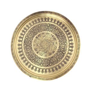 Plateau de service marocain en laiton fait main, rond, gravé, décoratif, vintage, plateau à thé oriental, décoration islamique pour la maison - Product Image 1