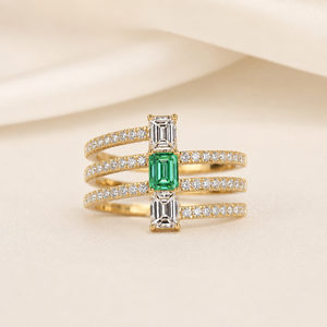 Anillo de Semielternidad con Diamante Cultivado en Laboratorio con Corte Esmeralda Verde en Oro de 18K |   Joyería de boda de triple hilera con múltiples piedras para mujer - Product Image 1
