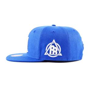 Casquette de baseball unisexe personnalisée à 5 panneaux, logo brodé bleu, perforations découpées au laser, casquette de sport imperméable 100% polyester - Product Image 2