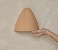 Lampe de table en terracotta contemporaine, design minimaliste géométrique en céramique, pour salon, chambre et décoration intérieure.