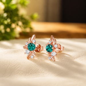 Boucles d'oreilles clous tendance en argent plaqué avec pierres vertes rondes taille brillant et motif feuille pour femme, idéales pour mariage et soirée - Product Image 1