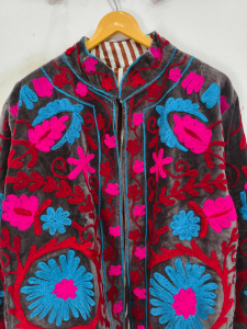 Veste en velours brodée Suzani multicolore, best-seller pour femmes, design floral respirant, confection artisanale, vêtements pour femmes. - Product Image 2