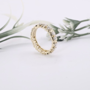 Elegante Anillo de Eternidad con Motivo de Cruz en X de Diamantes Redondos en Oro Amarillo Sólido, Banda de Eternidad con Puntadas Cruzadas Alternadas, Joyería Fina - Product Image 2