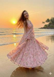 Lehenga de seda elegante inspirado en Bollywood, listo para usar, con trabajo de espejos realizados a mano y cancan pesado / Conjunto de moda en oferta - Product Image 2