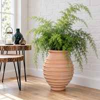 Vase décoratif artisanal en béton, finition artisanale, modèle Pithos, couleur Blush Peach, avec bandes ondulées, pied étroit et épaule large, pour patio