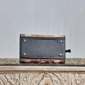 Bolsa de Viaje Grande de Cuero Genuino Hecha a Mano de Lujo, Color Bronceado, Diseño de Cartas de Póker, Impermeable, Ligera, con Cierre de Cremallera - Product Image 4