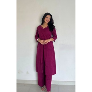 La comodidad y el estilo se encuentran en este elegante Kurti de ALGODÓN sin esfuerzo - Product Image 1