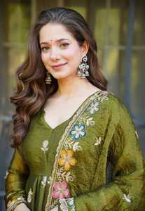 Ensemble de robe Anarkali en soie vert olive de qualité supérieure pour femmes, vêtements ethniques indiens traditionnels pour les fêtes, disponible à la vente - Product Image 3