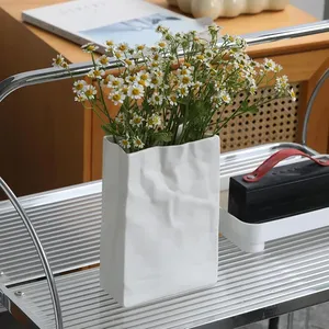 Jarrón de Cerámica Blanco Minimalista con Diseño de Textura Arrugada para Arreglos Florales de Mesa - Product Image 6