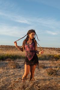 Top Halter Tie Dye con Espalda Descubierta y Detalle de Volantes, Estilo Boho Hada, Ropa de Festival, Atuendo Etéreo de Verano para Mujer - Product Image 4