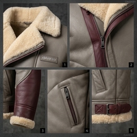 Blouson en cuir shearling gris ardoise et bordeaux pour homme, avec fermeture éclair asymétrique, col à revers en polaire crème et empiècements marron, chaud pour l'hiver, style motard