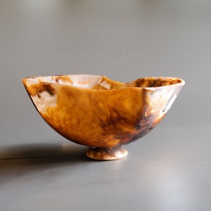 Bol à salade en résine polymère ambrée sculptée, non revêtue, bords festonnés, qualité alimentaire, écologique, design moderne et luxueux, pour les fêtes - Product Image 2