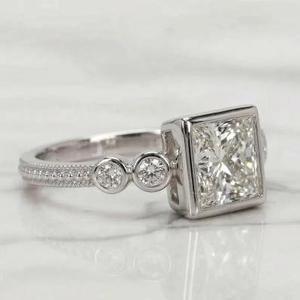 Anillo de compromiso con diamante talla princesa en oro blanco macizo con piedras laterales redondas, moderno anillo de promesa solitario para ella. - Product Image 2