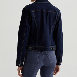 Chaqueta Vaquera Vintage Ajustada para Mujer, Personalizada OEM/ODM, en Tono Índigo Oscuro, de Algodón Puro, con Bolsillos con Solapa, Botones y Costuras en Contraste - Product Image 2