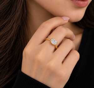 Bague de fiançailles en diamant taille ovale plaqué or, sertie à griffes, alliance classique pour femmes et hommes - Product Image 2