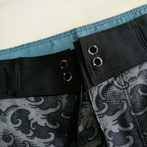 Shorts de Baño para Hombre, Sublimados, de Secado Rápido, Transpirables, con Cordón en la Cintura, Casuales, en Negro y Gris - Product Image 3