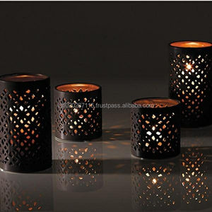 Bougeoir votif en fer de style traditionnel avec structure solide et touche décorative pour tous les intérieurs classiques - Product Image 1